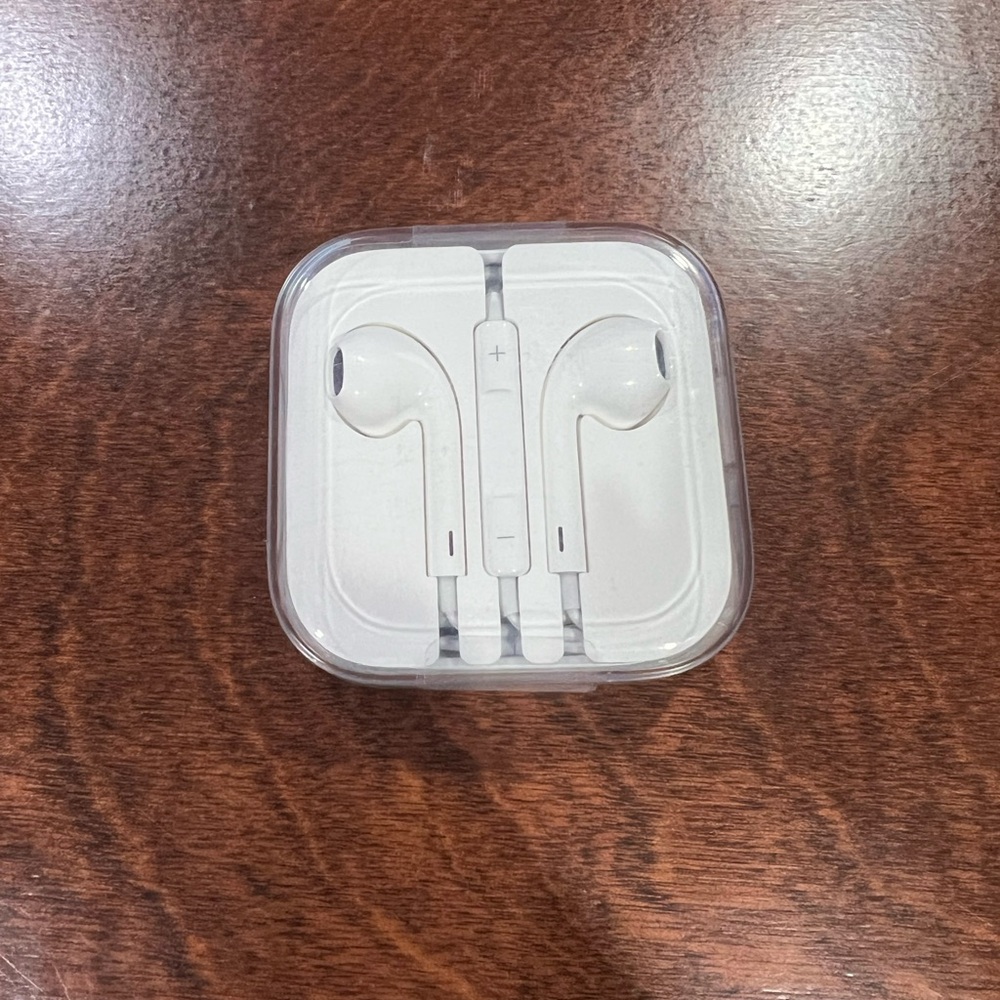 Apple Wired EarPods with 3.5mm Headphone Plug